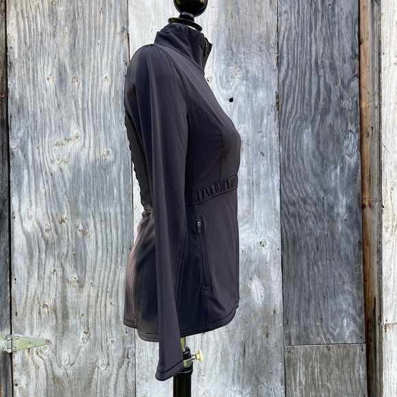 SOLD Lululemon Black Lined Zip Up Ruched Back Panel Jacket - Picture 2 of 10
